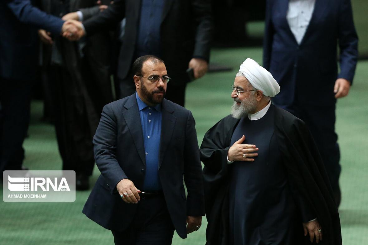 خبرنگاران رییس جمهوری دوشنبه برای دفاع از خاوازی به مجلس خبرنگاران رییس جمهوری دوشنبه برای دفاع از خاوازی به مجلس می رود