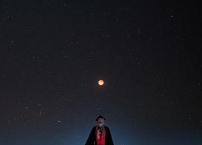 این دانشجوی رشته اخترفیزیک به مناسبت فارغ التحصیلی خود، عکس های زیبایی از خود در زیر ماه گرفتگی کامل گرفته است