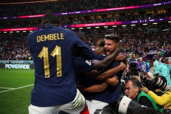 شاهکار عکاس از صحنه عجیب بازنده و برنده در جام جهانی