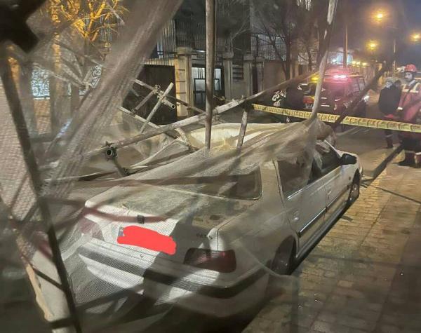 تصاویر ، سقوط داربست ساختمان 9 طبقه ای در پی وزش باد شدید تهران ، خسارت شدید به خودروها